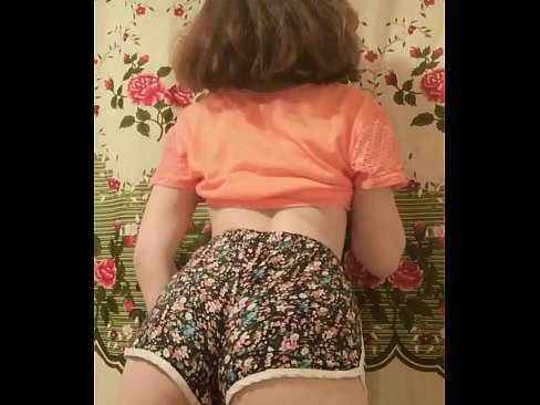 ❤️ セクシーな若いベイブがカメラでショーツを脱ぐ アナルビデオ ❌️❤
