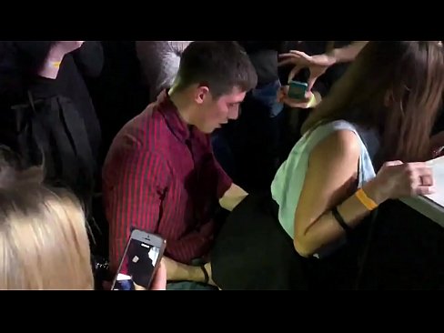 ❤️ ロシアのナイトクラブでリアルセックス。18歳のロシア人少女がナイトクラブで肛門と膣を犯される アナルビデオ ❌️❤